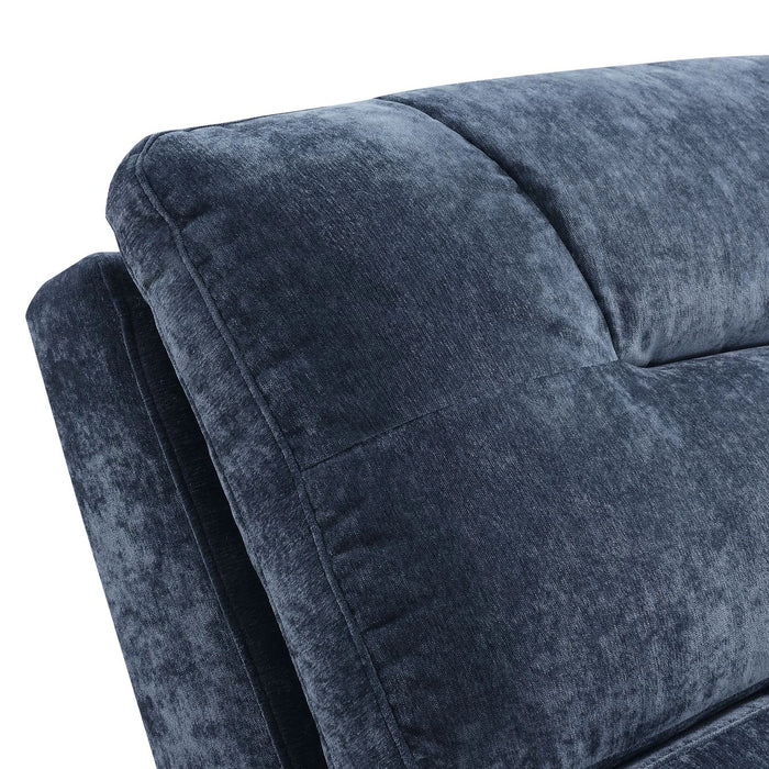 Dominick Chaise in Amigo