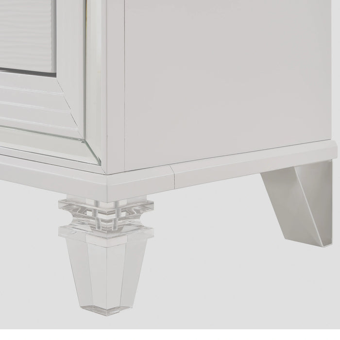 Twenty Nine Dressing Set w/LED & USB Plug in White with Stool